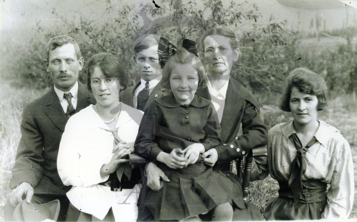 2018.040.48.3 1917 Robert Henderson LaRue and family. | Arrow Lakes ...