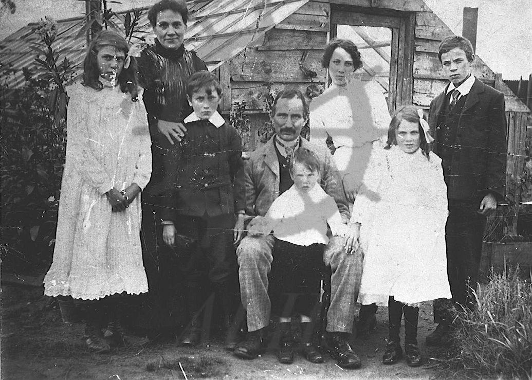 2014.003.4590 Moseley Family In England | Arrow Lakes Historical Society